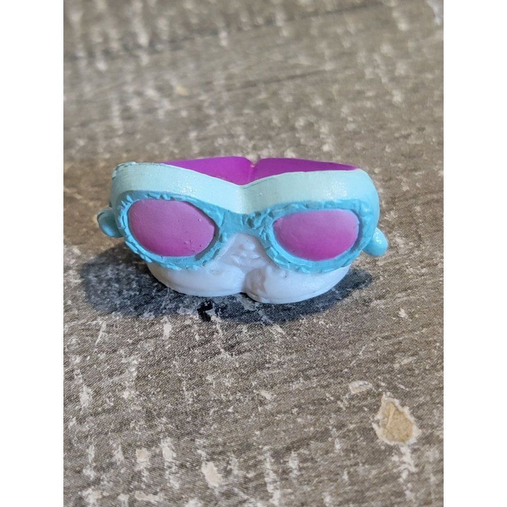 Mini Shopkins moose sunglasses shoes toy figure‎
